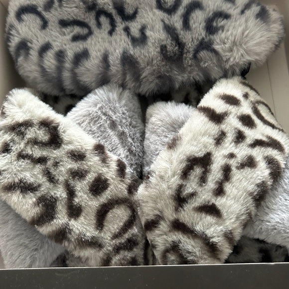 NWT SURELL faux fur slipper and eye mask set - Picture 1 of 3